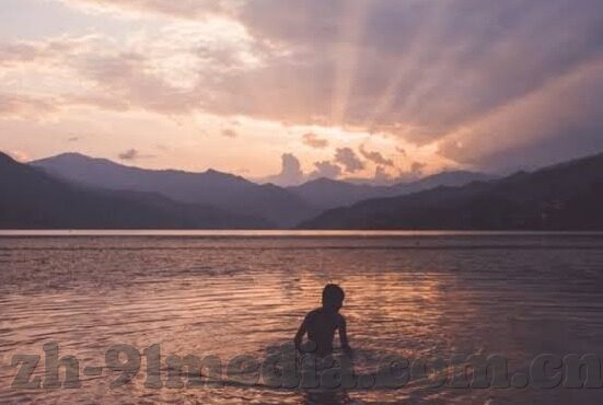 人妻系列视频在线播放-人妻系列视频，网络文化的一瞥与深思